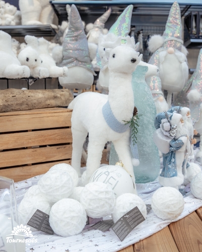 Décorations de Noël Snow Moon avec figurines polaires et ornements blancs.